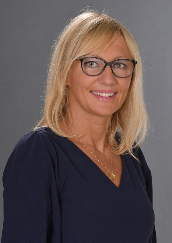 Porträt von Dr. Karina Schick, Zahnärztin und Heilpraktikerin in Westerburg